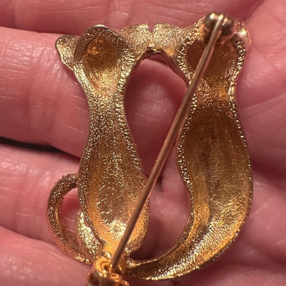 Elegant Gold and Silver Cat Brooch - Picture 5 of 6